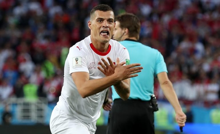 LIVE/ GRANIT XHAKA “BOMBARDON” PORTËN SERBE… DHE FESTON ME SHQIPONJË (VIDEO)