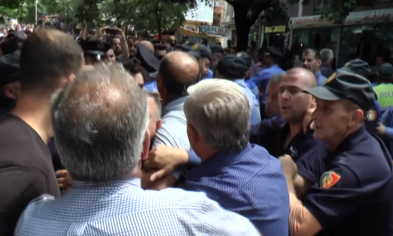 PËRPLASJA NË DIBËR/ Deputeti i PD publikon PAMJET: Policia dhunoi… (VIDEO)