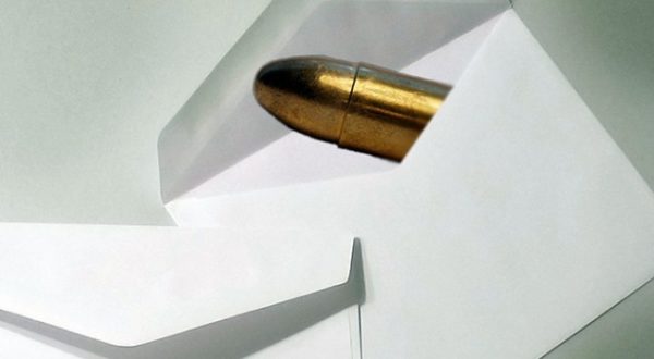 ZARF ME FISHEK mbi xhamin e makinës, i riu nga Fieri kërcënohet me jetë, policia…