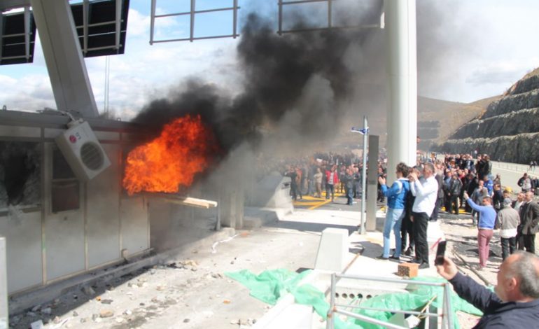 Terminali i pagesës në Rrugën e Kombit, kabinat e DJEGURA zëvendësohen me ato hekuri