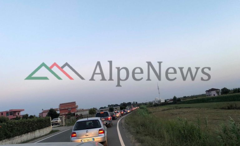 E DIELA E “PLAZHIT”/ Radhë KILOMETRIKE tek Gjiri i Lalëzit. Automjetet bllokohen prej orësh… (FOTO)