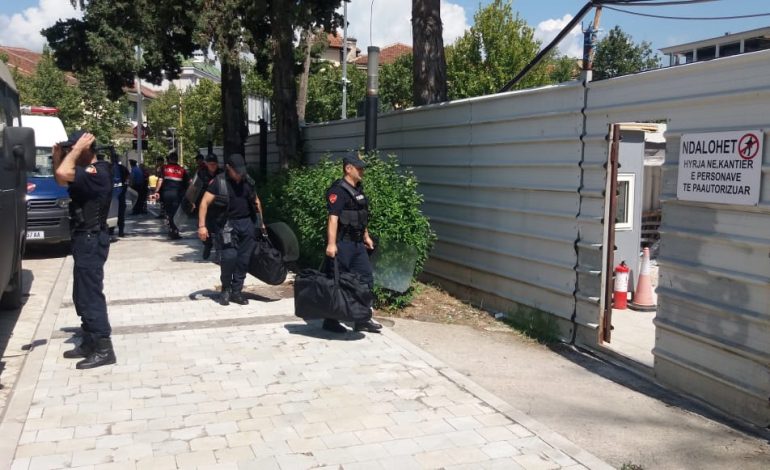 ÇFARË PO NDODH/ Pak orë para votimit të ligjit për TEATRIN, Kuvendi rrethohet nga Forcat Speciale me… (FOTOT)
