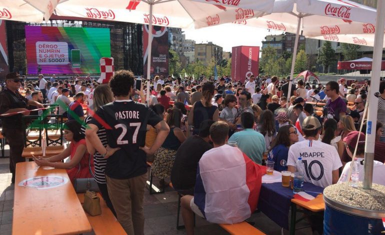 FINALJA FRANCË-KROACI/ Sheshi “Skenderbej” gati për SUPER ndeshjen. Tifozët… (VIDEO)