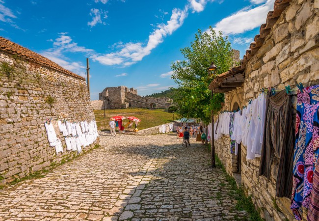 “Corriere della Sera”: Shqipëria, vendi ku mund të udhëtoni përmes kështjellave dhe pamjeve përrallore