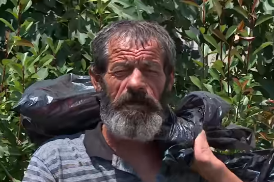 “Kam bër 8 vjet burg sa në Spaç e sa në Burrel”/ Jeta e endacakut të moshuar: Vetëm i vogël e kam njohur lumturinë