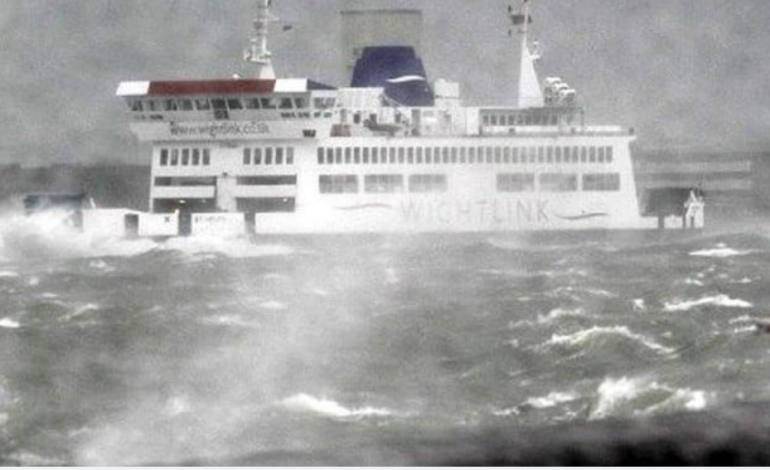 MOTI I KEQ/ Turistët shqiptarë BLLOKOHEN në ishullin e Sazan. Ndërhyn…