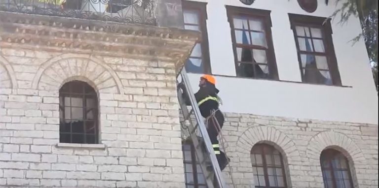 GJIROKASTËR/ Zjarrfikësit i “vënë flakën” shtëpisë së Enver Hoxhës për… (PAMJET)