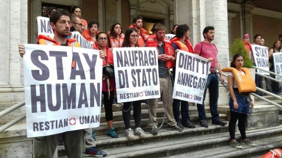 KRIZA E EMIGRANTËVE/ Anija me 67 refugjatë ende në det, nisin protestat