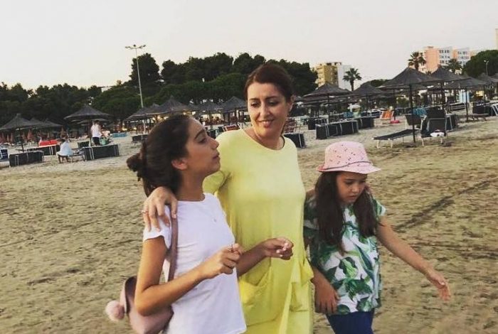 “Kam dy shoqe super unë”/ Ministrja shijon pushimet me dy vajzat