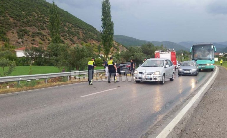 AKSIDENT I RËNDË NË LIBRAZHD/ Makina shkatërrohet plotësisht pas përplasjes me trafikndarësen. Burrë e grua… (FOTO)