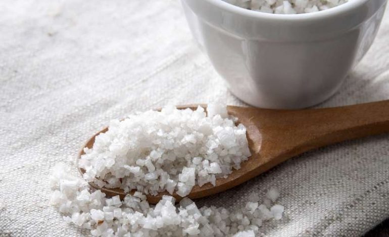 Kripa e zezë edhe pse e ndaluar në Shqipëri, përsëri shitet në markete