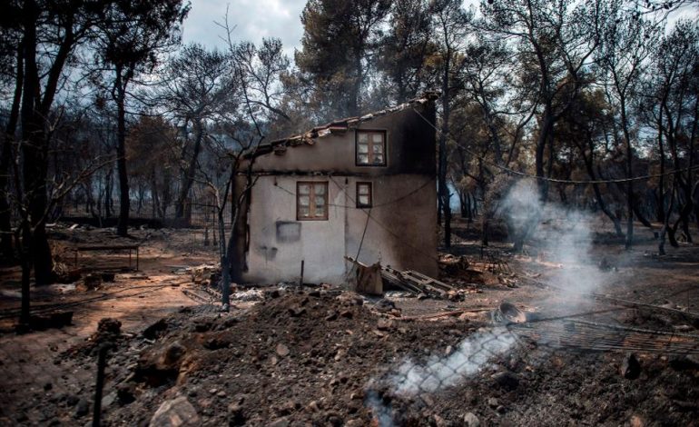 ZJARRET NE GREQI/ Nisin HETIMET për shkaqet e flakëve. Bilanci paraprak i dëmeve, 77 të vdekur dhe… (FOTO)