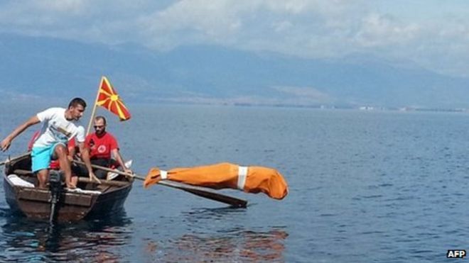 I LIDHUR KËMBË E DUAR/ Bullgari ia del të notojë për 3 orë në Liqenin e Ohrit