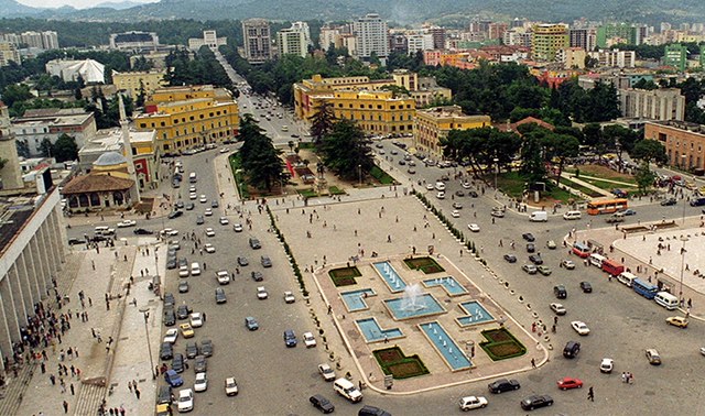Pamje në vite, fotografi ROLAND TASHO: Si ka ndryshuar qendra e Tiranës