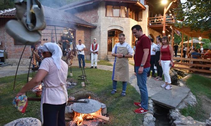 FESTA E FËRGESËS/ Prezantohen recetat e vjetra të gatimit të Shqipërisë së Mesme