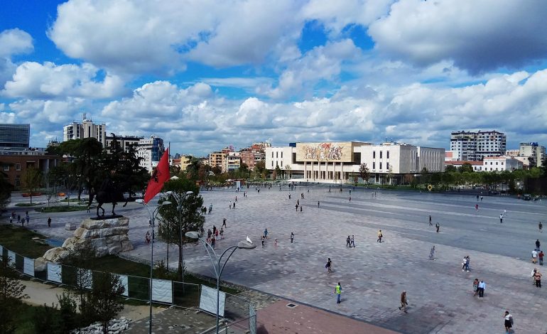 “NJË SHËTITJE NË KRYEQYTET”/ Mediat e huaja: Shkoni në Tiranë, shqiptarët janë miqësorë por mos i flisni për politikë!