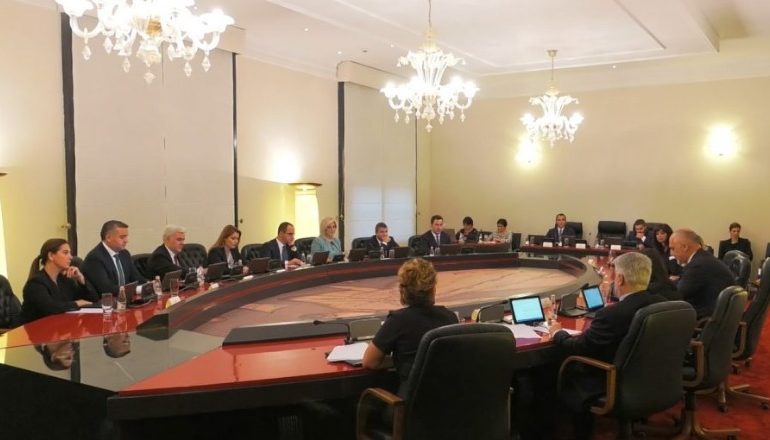 BILANCI I QEVERISJES PARA PUSHIMEVE/ Rama mbledhje me kabinetin, ministrat raportojnë për objektivat…
