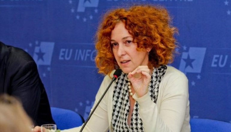 TEATRI/ Romana Vlahutin nga Fieri: Dëgjoni qytetarët. Duhet gjetur ZGIDHJA…