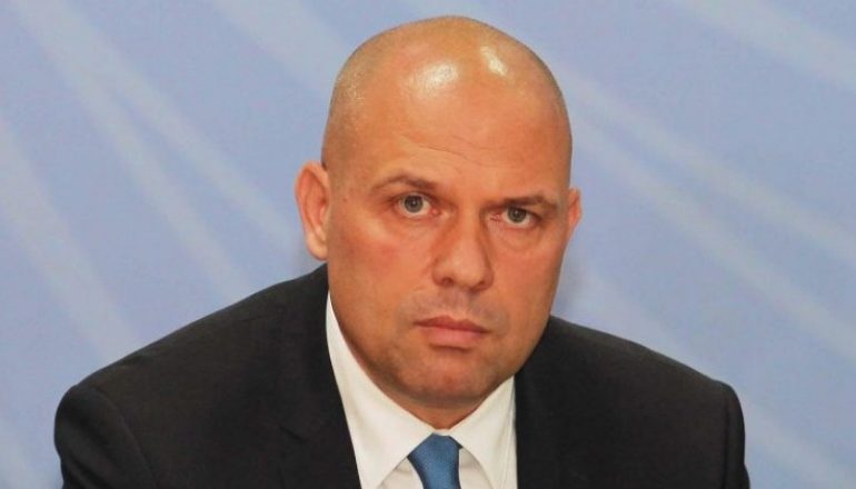 “Këtu prehet Gjykata Kushtetuese”, Manjani: Jemi në këtë situatë falë Ambasadës Amerikane