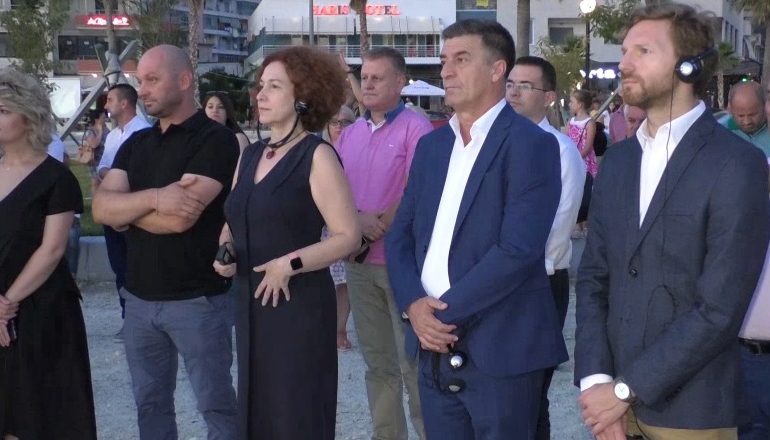 Përpurohet “Porta” e BE në Lungomare, Vlahutin: E lumtur që jam sot këtu, një vit më parë s’ishte kështu