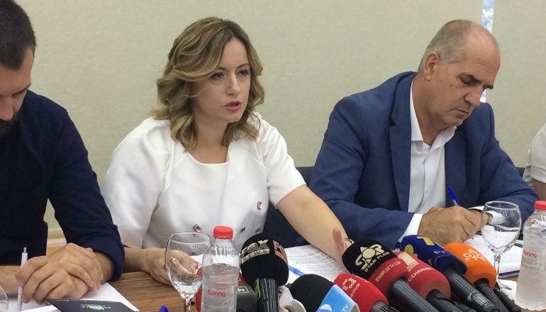 SEZONI TURISTIK/ Zv.kryeministrja Mesi: Bashkitë të vendosin roje dhe të vijëzojnë plazhet