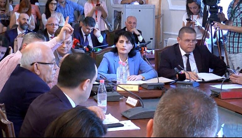 7 MUAJ NE DETYRE/ Kryeprokurorja Marku raporton në Komisionin e Ligjeve: Drejtësia…