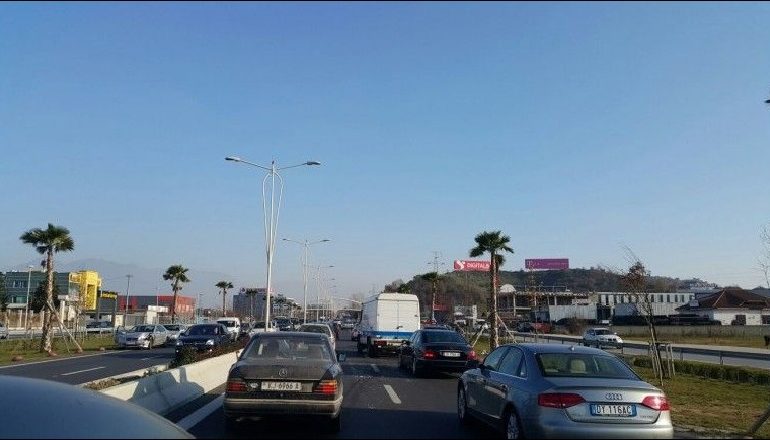 DYNDJE DREJT BREGDETIT/ Fluks automjetesh në Tiranë-Durrës, policia…