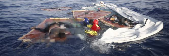 Postoi foton e një fëmije emigrant të vdekur në det, “Facebook” i bllokon llogarinë