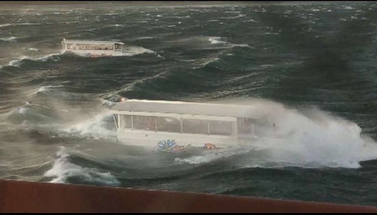 SHBA/ Varka përmbyset nga moti i keq. 17 persona humbin jetën, mes tyre edhe një…