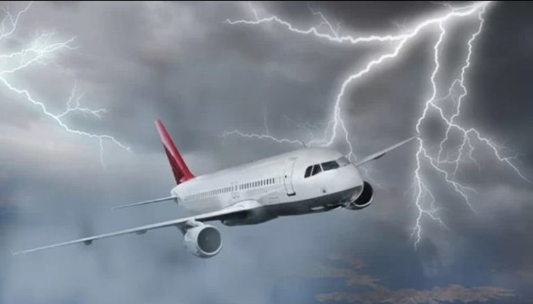 Për të gjithë ju që e keni fobi: Ja çfarë ndodh me avionin kur goditet nga rrufetë