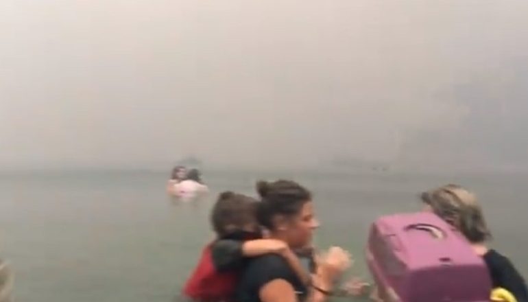 ZJARRET NË GREQI/ Me fëmijë në krahë njerëzit hyjnë në det për t’i shpëtuar flakëve