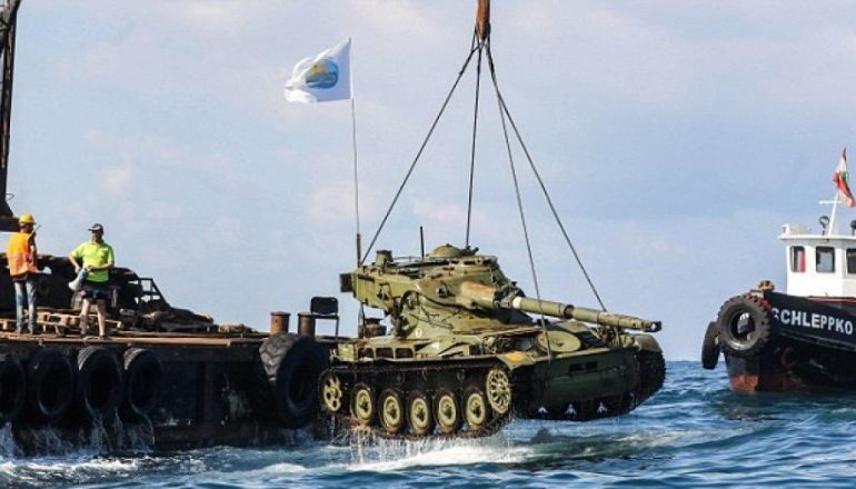 Libani hedh tanket në det, zbulohet arsyeja e çuditshme (FOTO)