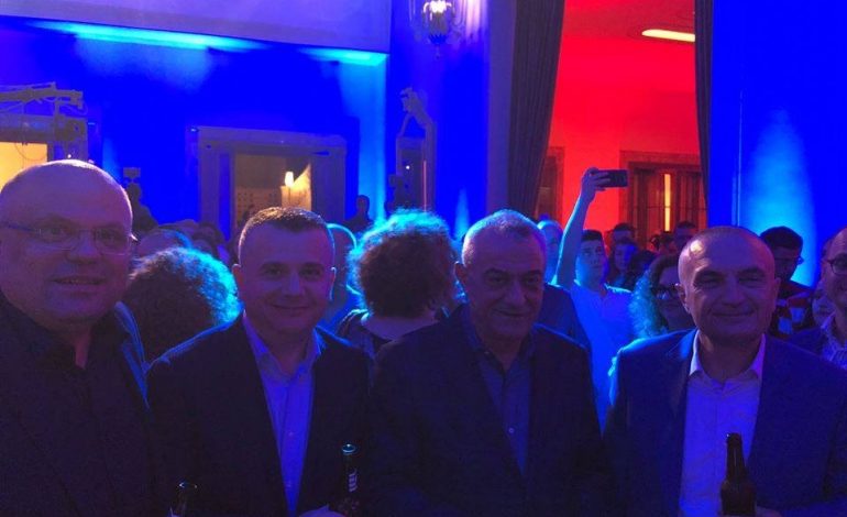 FESTA E AMBASADËS AMERIKANE/ Donald Lu “bashkon” politikën shqiptare (FOTO)