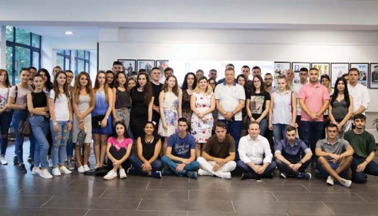 UET/ 750 mijë Euro për 500 bursa të plota dhe gjysmëbursa në një vit
