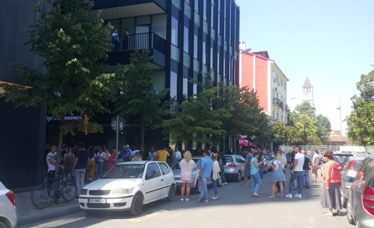 TERMETI I FORTE NE TIRANE/ Banorët e alarmuar “BRAKTISIN” banesat dhe zyrat, ndërpriten… (PAMJET)