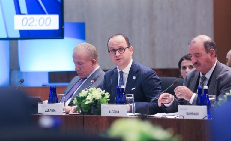 KONFERENCA PËR LIRITË FETARE/ Ministri Bushati nga SHBA: Shqipëria një vend i vogël por njerëzit jetojnë në harmoni
