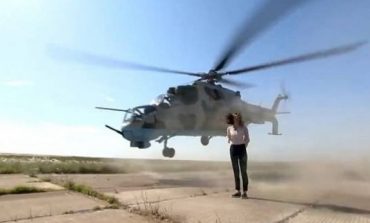Gazetarja po raportonte live, pak centimetra mbi kokën e saj fluturoi helikopteri ushtarak