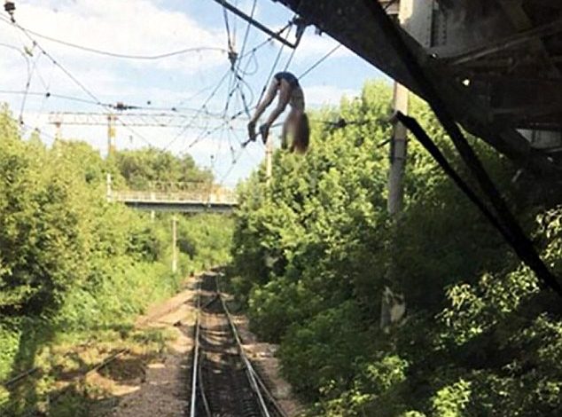 Vajza bie nga ura, një orë e varur në telin elektrik (VIDEO)