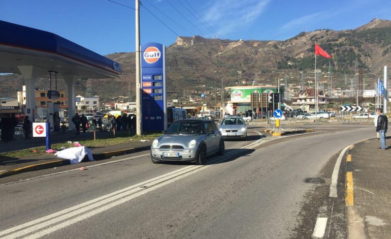 Përplasi dhe la të vdekur në rrugë 50-vjeçarin në Cërrik, arrestohet drejtuesi i mjetit (EMRI)
