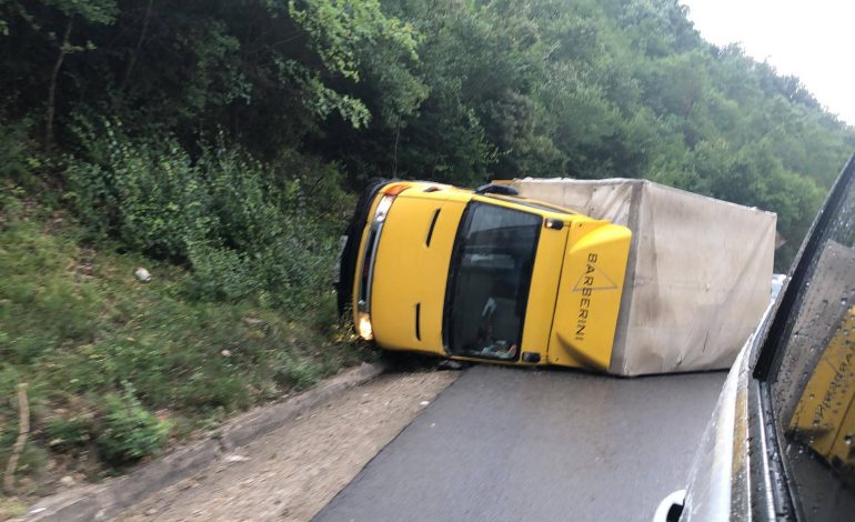 AKSIDENT I RËNDË NË KOSOVË/ Kamioni përmbyset gjatë rrugës. Dyshohet se shoferi… (FOTO)