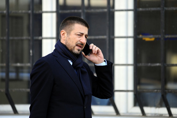 ATENTATI I AVOKATIT NË SERBI /Fqinjët panë vrasësin: Djali e mbante në prehër i mbuluar në gjak