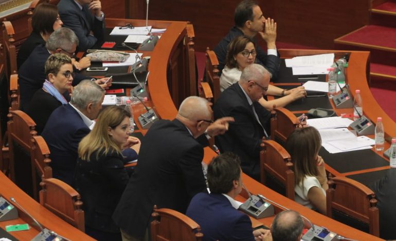 Shtohen zërat për djegien e mandateve në Parlament nga PD