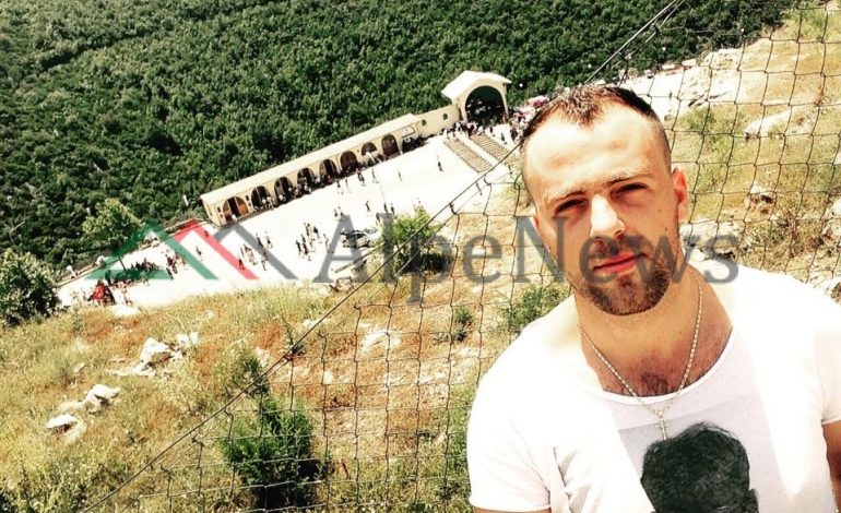 U QËLLUA PESË HERË ME THIKË/ Kush është Aleksandër Matoshi, 25 vjeçari që ndodhet në gjendje… (FOTO)