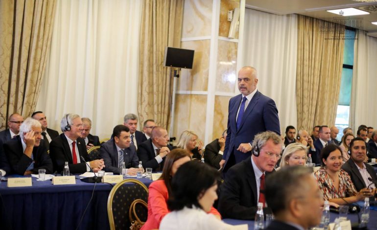 “O Edo, bëj naj punë se ngele gjithë ditën në TV”, ja si i përgjigjet Rama komentuesit (FOTO)