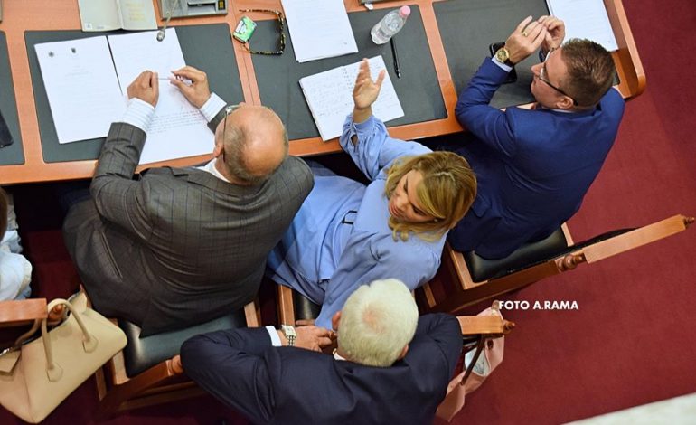 Paparaci në Kuvend, ja prapaskenat që s’u panë: Nga “blindimi” i godinës, tek “chati” i LSI (FOTO)
