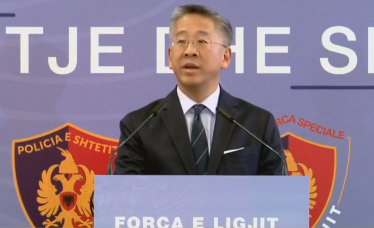 “FORCA E LIGJIT”/ Donald Lu jep mesazhin e fundit si Ambasador, për “peshqit e mëdhenj” dhe drejtësinë