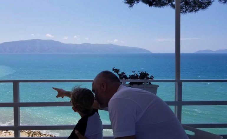 SEZONI TURISTIK I VERËS/ Kryemnistri poston foton speciale në FB. Ja kujt ia tregon brigjet e Jonit…