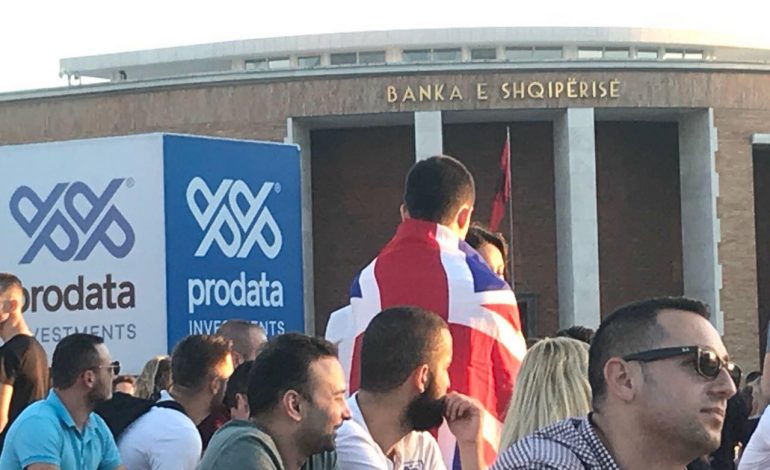 “ETHET E BOTËRORIT”/ Tifozët e Anglisë krijojnë atmosferën në shesh. Një prej tyre… (FOTOLAJM)