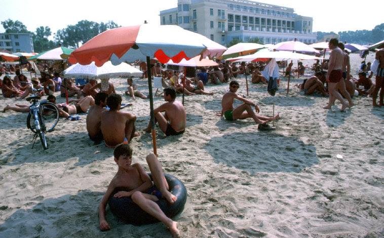 NOSTALGJI/ Plazhi në komunizëm: Çadër mbi sup, djath e shalqi dhe … radio “Iliria” (FOTO)
