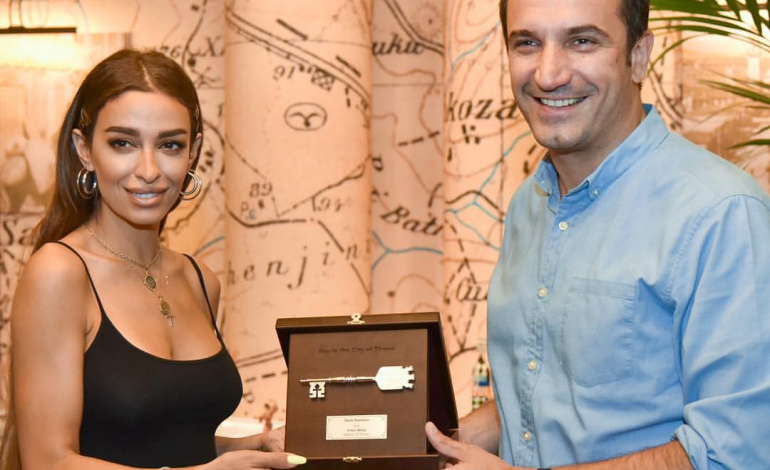 Veliaj i jep “Çelsin e Tiranës” këngëtares shqiptare Eleni Foureira (FOTO)